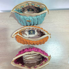 Cargar imagen en el visor de la galería, Cosmetiquera full tejido
