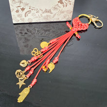 Cargar imagen en el visor de la galería, Llavero decorativo para bolsos
