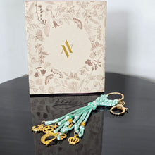 Cargar imagen en el visor de la galería, Llavero decorativo para bolsos
