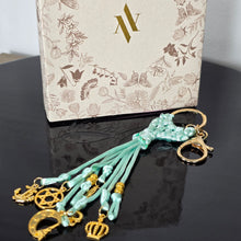 Cargar imagen en el visor de la galería, Llavero decorativo para bolsos
