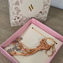 Cargar imagen en el visor de la galería, Llavero decorativo para bolsos
